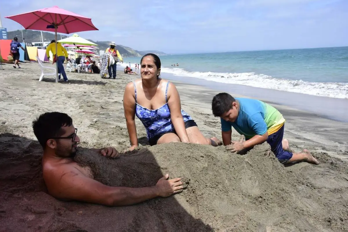 feriado en Ecuador 10 agosto 2026 puente tres días turismo
