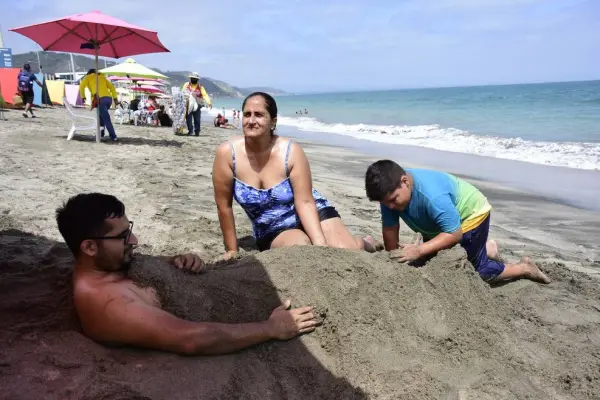 feriado en Ecuador 10 agosto 2026 puente tres días turismo