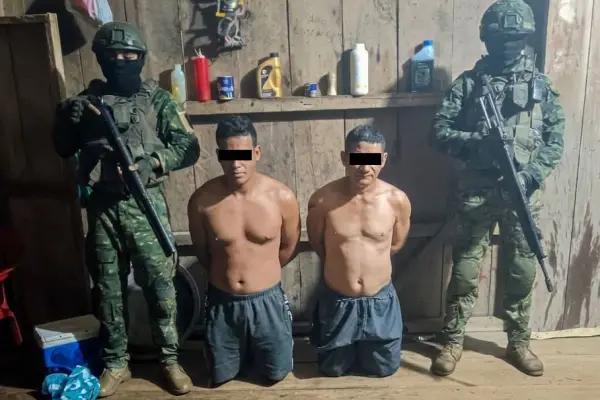 Dos personas fueron detenidas en el sector de Puerto Humo por tenencia de armas. ,FF. AA.