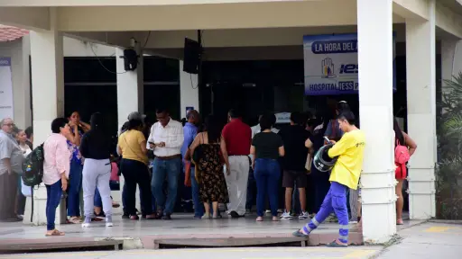 “Esperé más de 3 horas para ser atendida”: caída del sistema del IESS Portoviejo genera largas filas, retrasos y malestar entre los usuarios