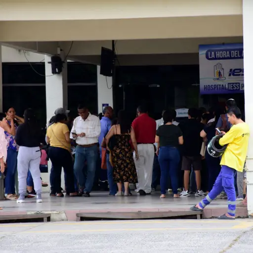 “Esperé más de 3 horas para ser atendida”: caída del sistema del IESS Portoviejo genera largas filas, retrasos y malestar entre los usuarios