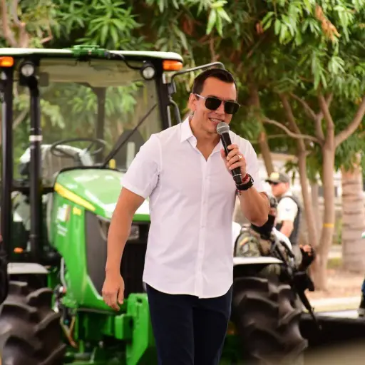 Con carpas, stands y tanqueta: así fue la visita de Noboa y su gabinete a Manta