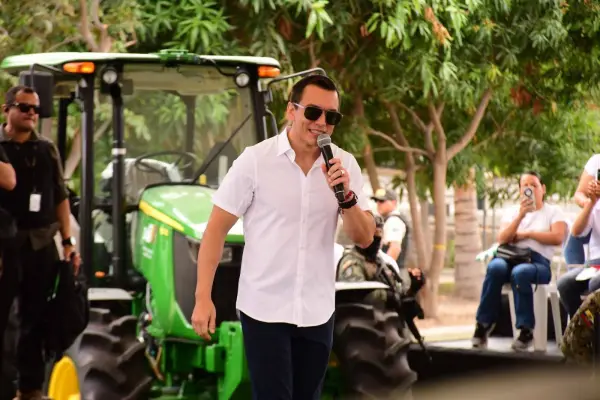 El presidente Daniel Noboa dirigiéndose al público que llegó al estadio de Uleam, en Manta.  ,Cortesía 