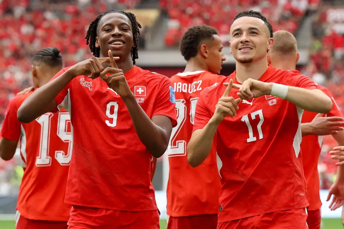 Johan Manzambi y Rubén Vargas celebran uno de los goles de Suiza