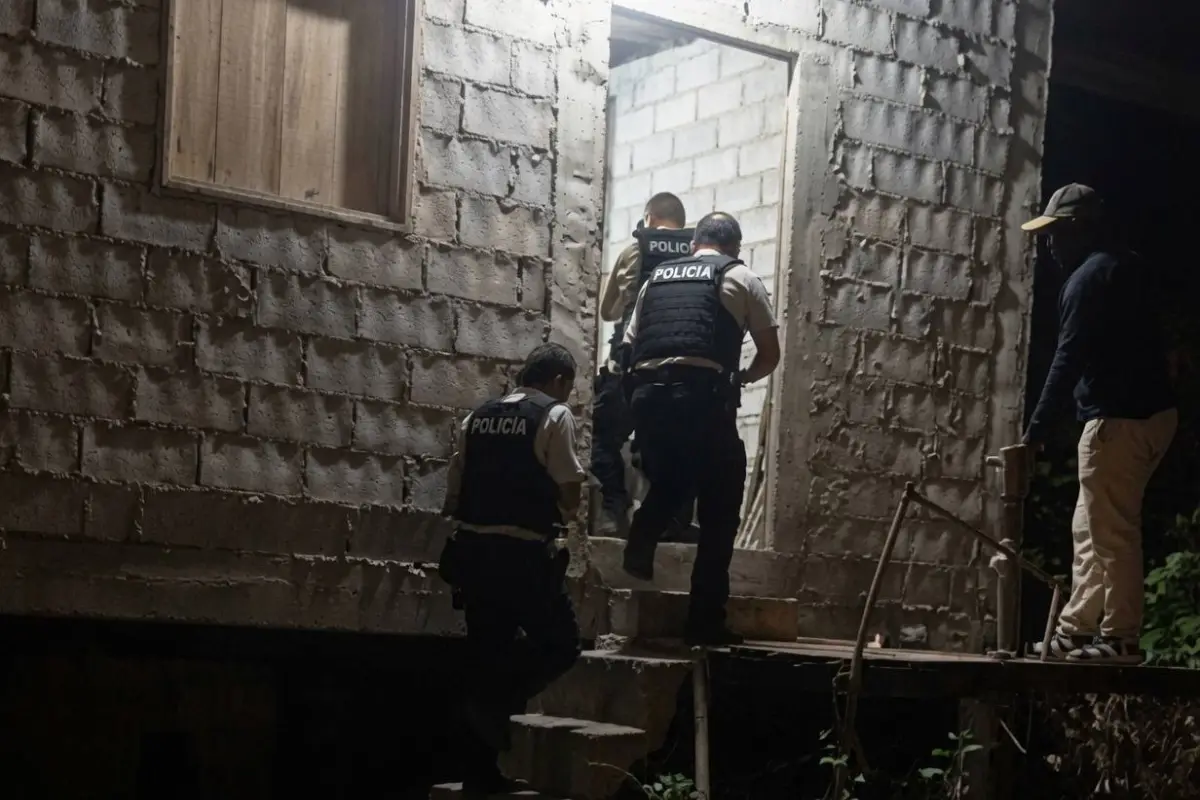 Agentes de la Policía Nacional llegaron a una vivienda y tras un allanamiento detuvieron a varias personas., Foto: Policía Nacional