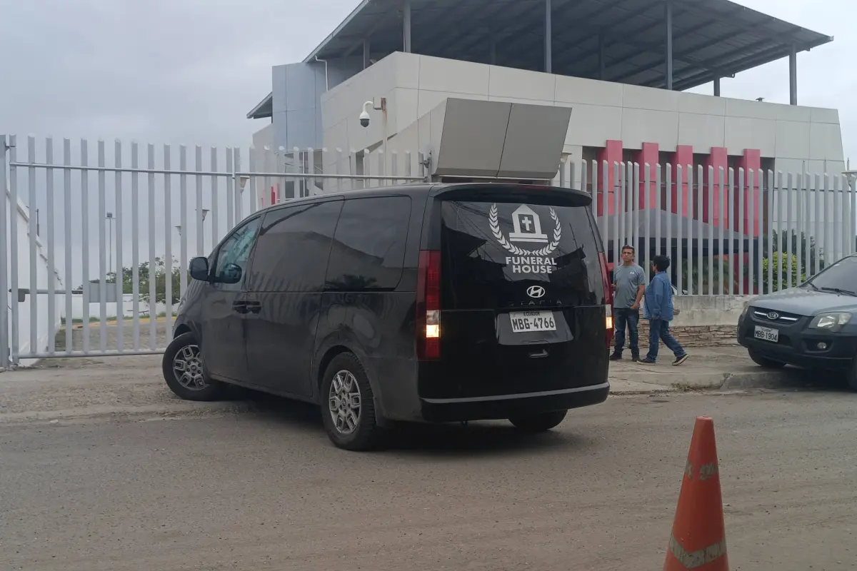 En las afueras de la morgue en Urbirríos de Manta, familiares esperan retirar el cuerpo de José Pablo Párraga.