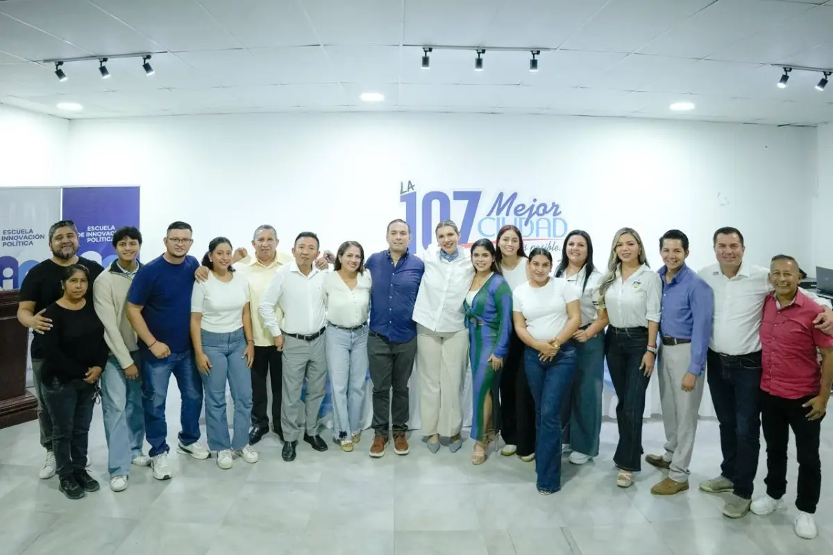 La alcaldesa de Manta, Marciana Valdivieso, junto a los precandidatos a concejales por el movimiento Mejor Ciudad 107., Cortesía 