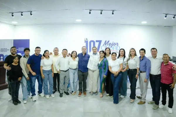 La alcaldesa de Manta, Marciana Valdivieso, junto a los precandidatos a concejales por el movimiento Mejor Ciudad 107. ,Cortesía 