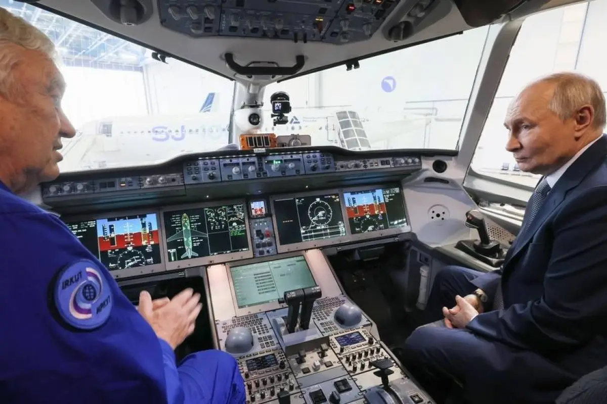 Vladimir Putin (der) se sentó en una cabina a platicar con un piloto de pruebas de los nuevos aviones rusos., Foto: Mijaíl Metzel / Sputnik