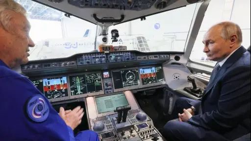 Putin inspeccionó aviones de pasajeros de producción 100% rusa con componentes nacionales