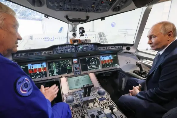 Vladimir Putin (der) se sentó en una cabina a platicar con un piloto de pruebas de los nuevos aviones rusos. ,Foto: Mijaíl Metzel / Sputnik