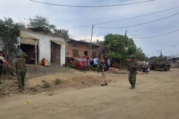 Personal de la Policía Nacional y las Fuerzas Armadas llegaron al lugar de los hechos para brindar seguridad en la escena. ,Foto: El Diario
