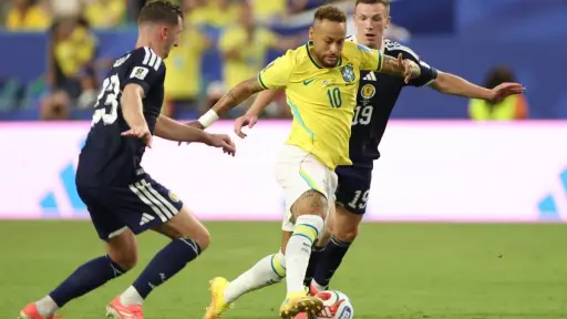 Vinicius Jr. brilló con un doblete en la victoria de Brasil ante Escocia y clasificó a los 16avos de final