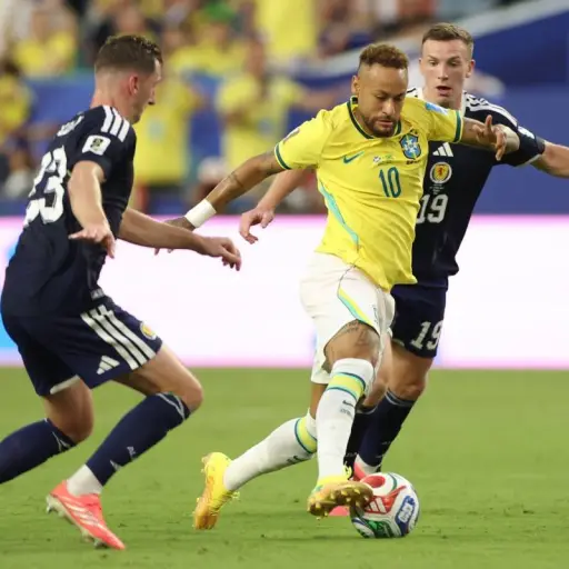Vinicius Jr. brilló con un doblete en la victoria de Brasil ante Escocia y clasificó a los 16avos de final