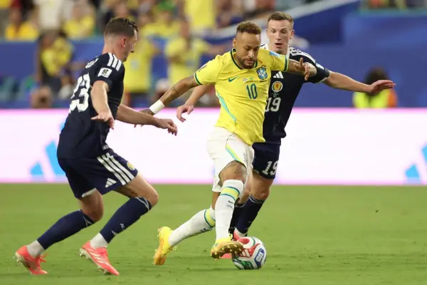 Vinicius Jr. brilló con un doblete en la victoria de Brasil ante Escocia y clasificó a los 16avos de final