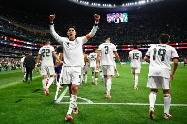 Edson Álvarez celebra el primer gol de su equipo, marcado por el defensa Mateo Chávez durante el partido de fútbol del Grupo A de la Copa Mundial de 2026. (Foto de Alfredo ESTRELLA / AFP) ,Foto: AFP