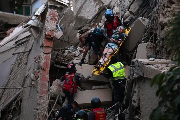 Una mujer fue rescatada con vida tras quedar atrapada tras el desplome de un edificio de departamentos en Caracas. ,Foto: FEDERICO PARRA / AFP