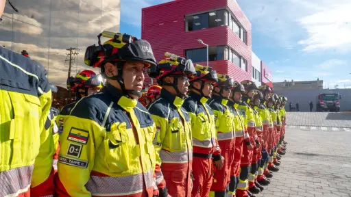 Bomberos de Quito esperan orden para viajar a Venezuela tras los terremotos que dejan 164 fallecidos