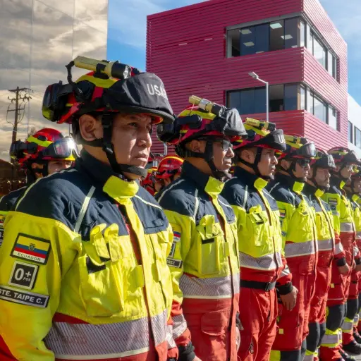 Bomberos de Quito esperan orden para viajar a Venezuela tras los terremotos que dejan 164 fallecidos