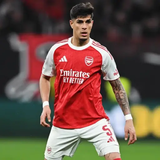 Arsenal ejecuta la opción de compra de Piero Hincapié y firma contrato hasta 2031