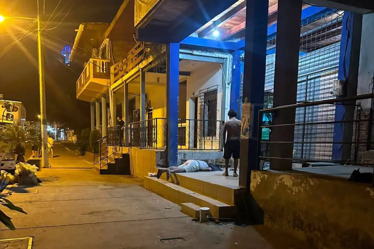 La víctima quedó tendida en el portal de una vivienda tras recibir múltiples disparos., ED