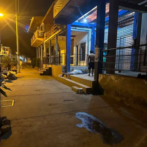 Noche violenta en Sucre: detonaciones alarmaron a los ciudadanos en pleno centro comercial de Bahía de Caráquez