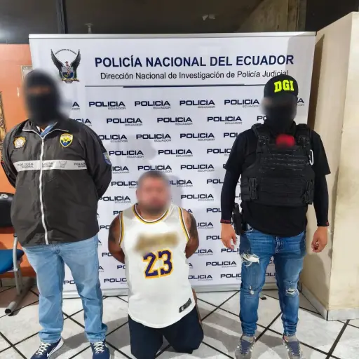 En un operativo de la Policía se detuvo a un presunto microtraficante en Portoviejo y se decomisó drogas y un arma