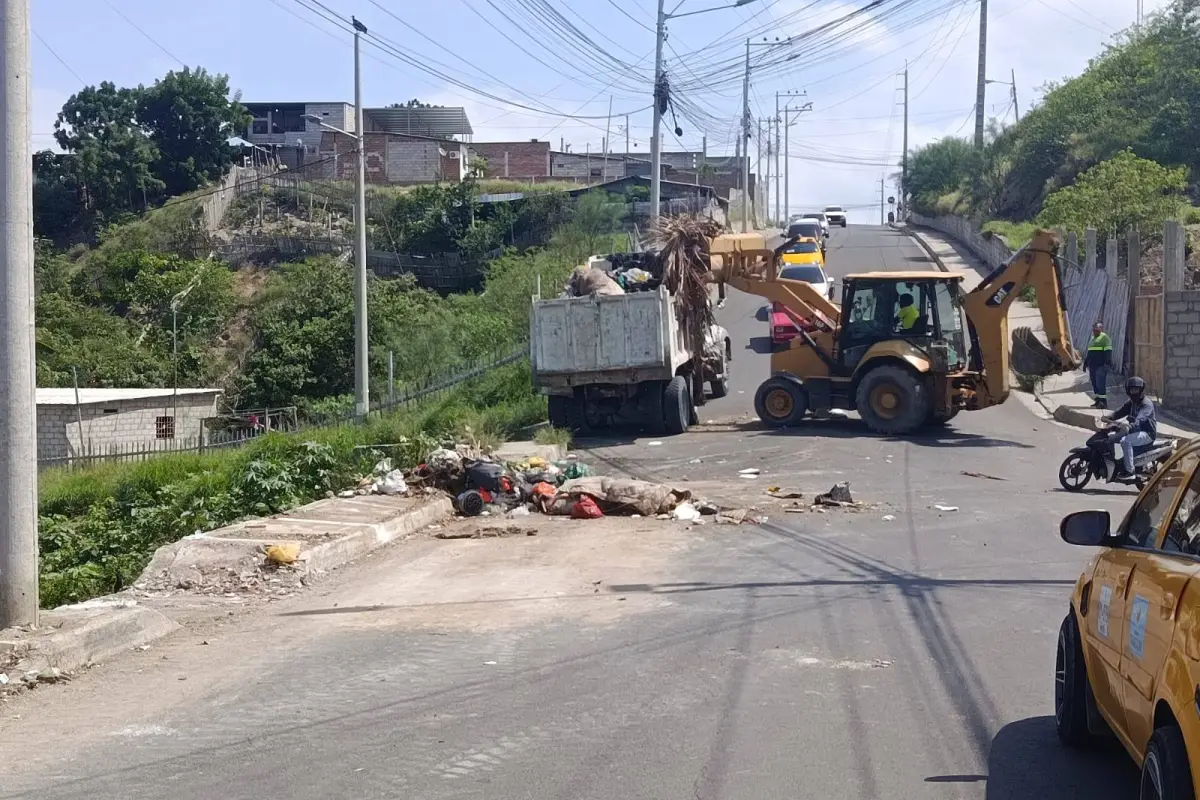 Higiene limpia un punto crítico en prolongación de la Interbarrial., El Diario