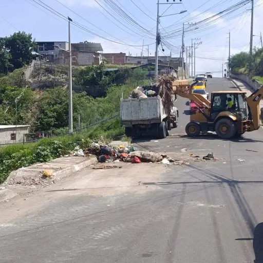 Dirección de Higiene retira basura en la vía Interbarrial pese a reincidencia ciudadana 