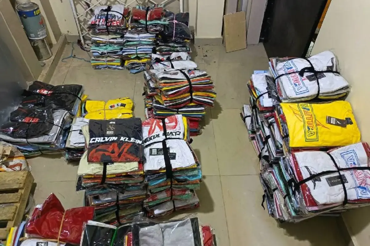 Cientos de camisetas confiscaron las autoridades durante los allanamientos realizados como parte la diligencia judicial., Foto: X John Reimberg