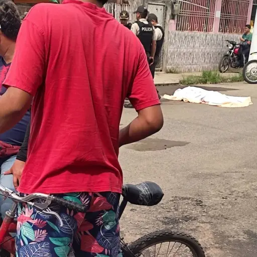 Conmoción en el barrio La Grecia de Chone: asesinan al “Gordo Adrián” a pocos metros de una concurrida gallera