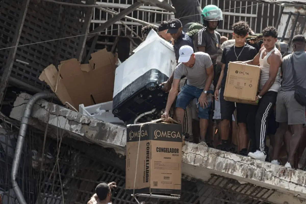 Decenas de personas se llevaron electrodomésticos de varios locales comerciales en el sector de La Guaira, en Venezuela., Foto: Redes Sociales