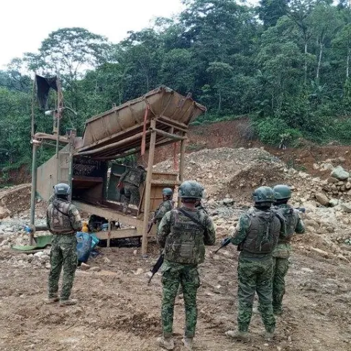 Inhabilitan bocaminas y destruyen material para minería ilegal en Azuay