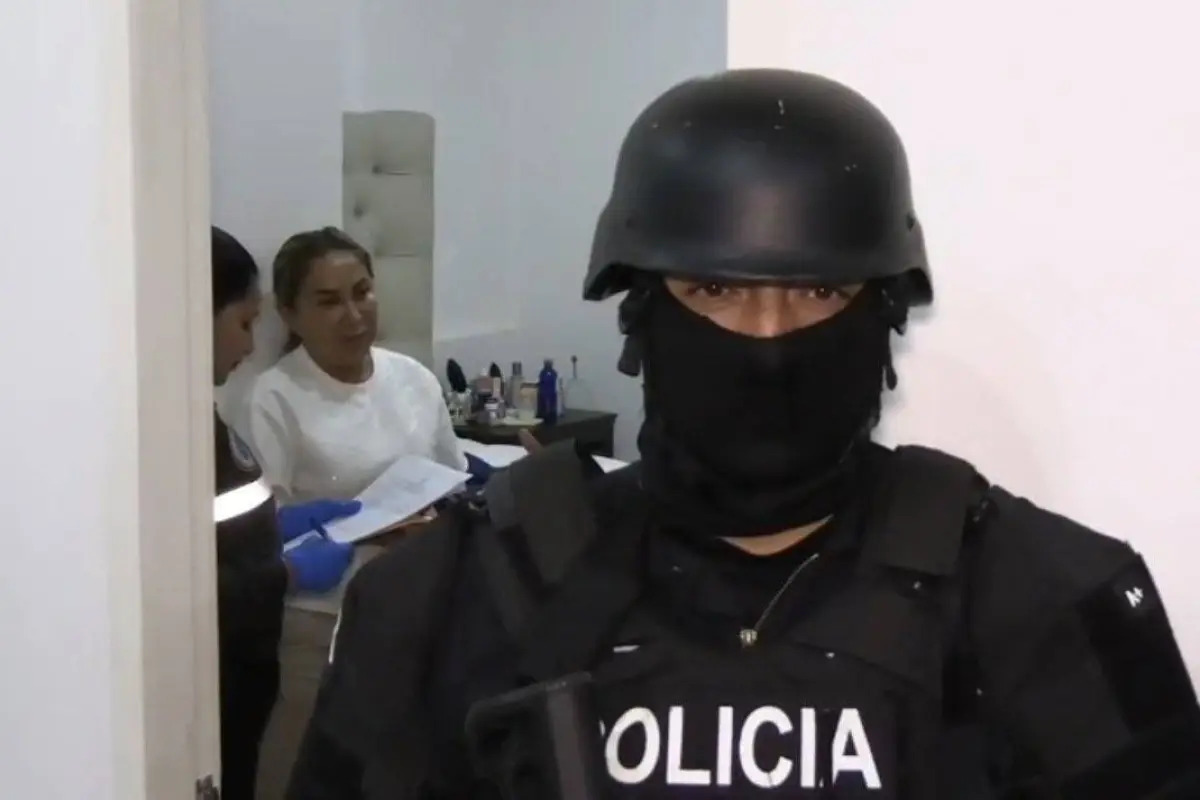 La alcaldesa de Jipijapa, Ángela Plúa, en el allanamiento en su vivienda., Cuenta X - Ministerio del Interior