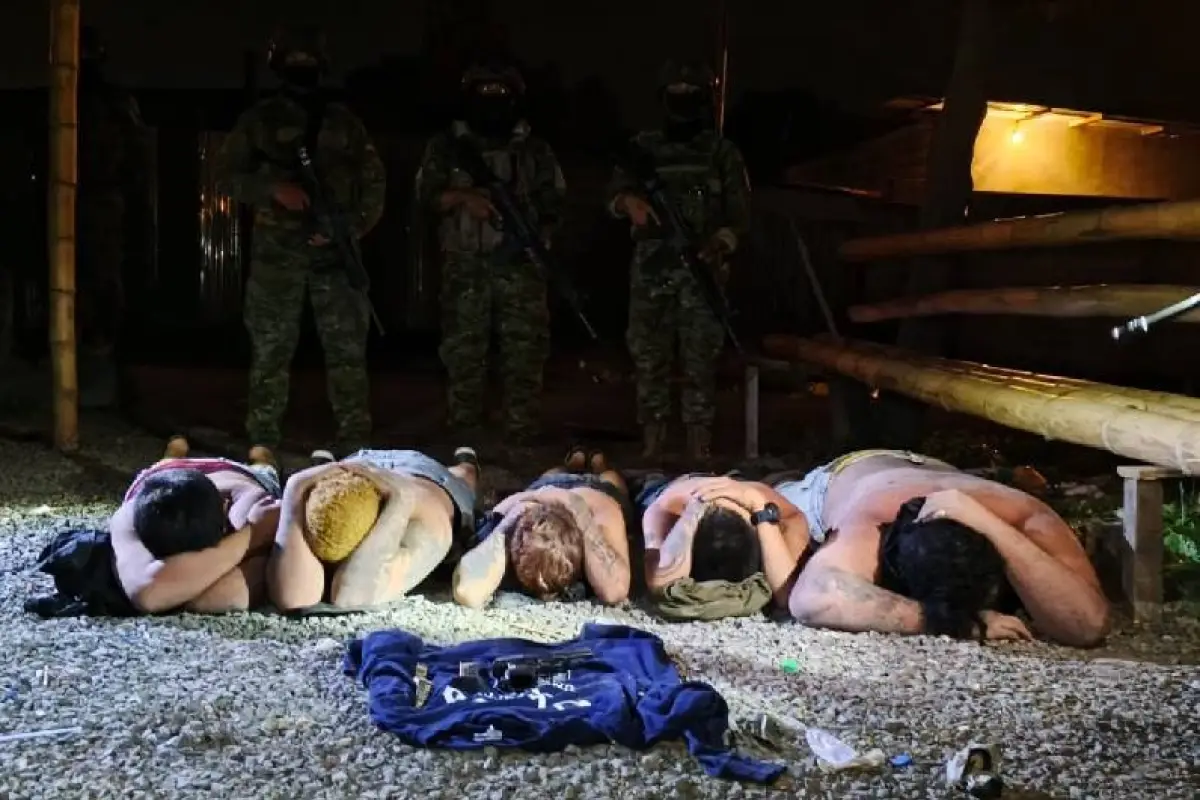 Los cinco detenidos fueron puestos a disposición de las autoridades de justicia tras su detención., Foto: Ejército Ecuatoriano