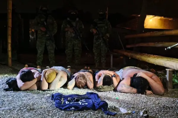 Los cinco detenidos fueron puestos a disposición de las autoridades de justicia tras su detención. ,Foto: Ejército Ecuatoriano