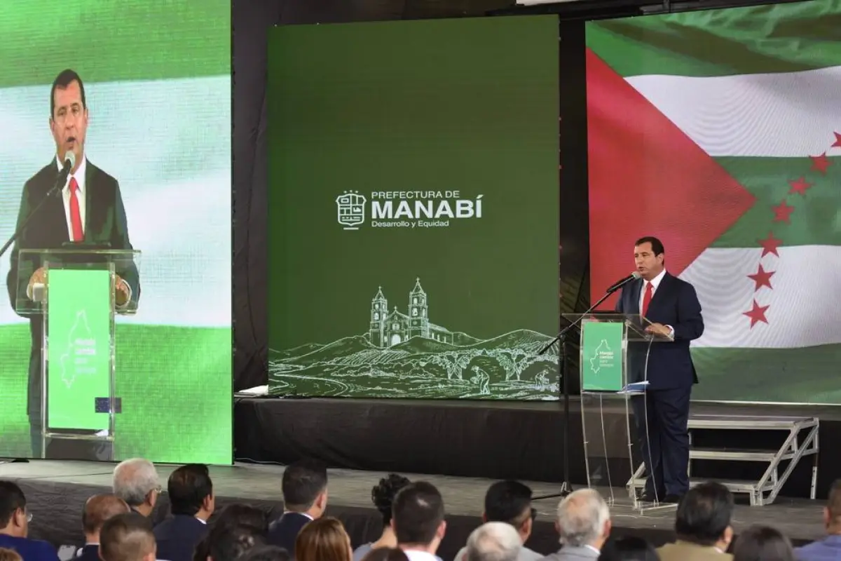 La sesión por los 202 años de provincialización de Manabí se realizó en el parque La Rotonda