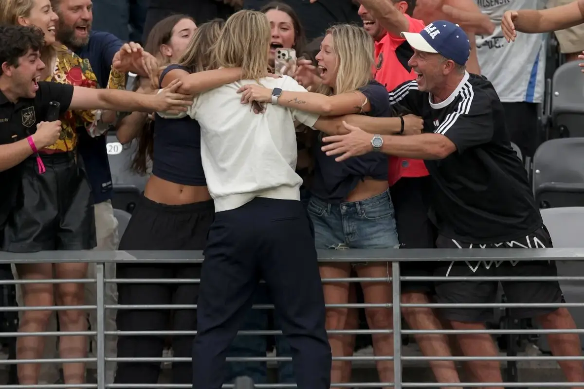 El técnico argentino Sebastián Beccacece celebró con sus familiares que estaban een la tribuna, el triundo ante Alemania., Foto: Redes Sociales