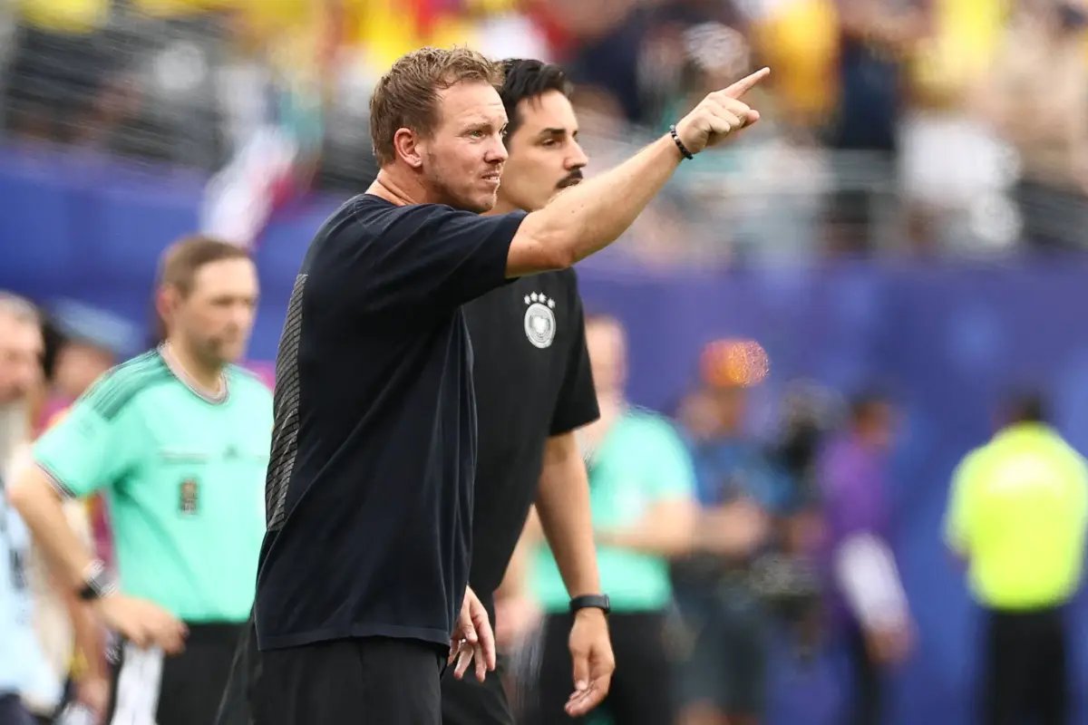 El técnico alemán dando instrucciones durante el partido ante los ecuatorianos., CHARLY TRIBALLEAU AFP.