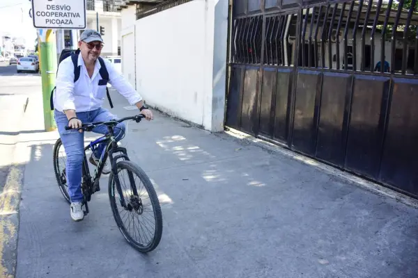 Honorio Guillem utiliza la bicicleta todos los días para ir a trabajar.