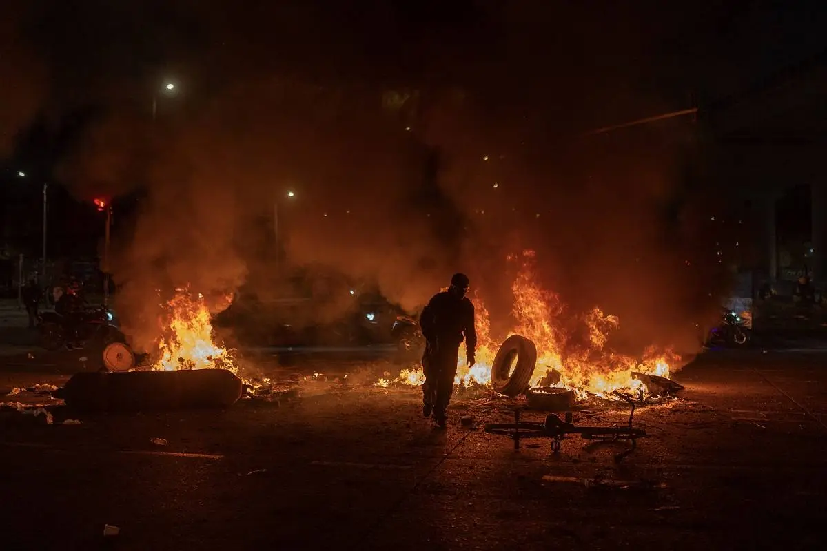 Manifestantes quemaron llantas y más en las calles de Bogotá. 