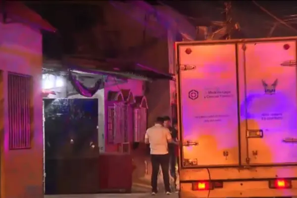 Un vehículo de medicina legal arribó a la escena del crimen para el levantamiento de los cadáveres.