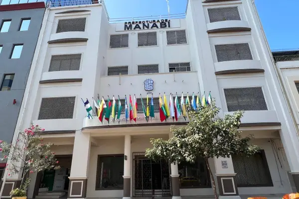 En el edificio de la Prefectura de Manabí se han colocado las banderas de los 22 cantones de Manabí. ,El Diario