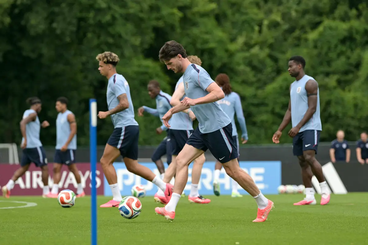 El centrocampista inglés Declan Rice, número 04, participa en una sesión de entrenamiento MD-1 previa al partido del Mundial de Fútbol de 2026 entre Inglaterra y Ghana en el Swope Soccer Village de Kansas City el 22 de junio de 2026., JUAN MABROMATA/AFP.