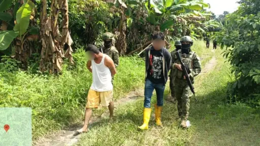 Soldados rescatan a un menor secuestrado y capturan a dos sospechosos en el cantón Quinindé