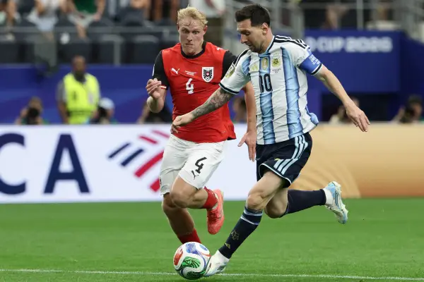 Messi está ahora a tres tantos de Kylian Mbappé quien cuenta con 14 dianas y está en activo. , Aric Becker/AFP