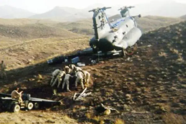 El helicóptero MH-47E Chinook fue desarmado a mano para poder recuperarlo en medio del desierto. ,Foto: Archivo