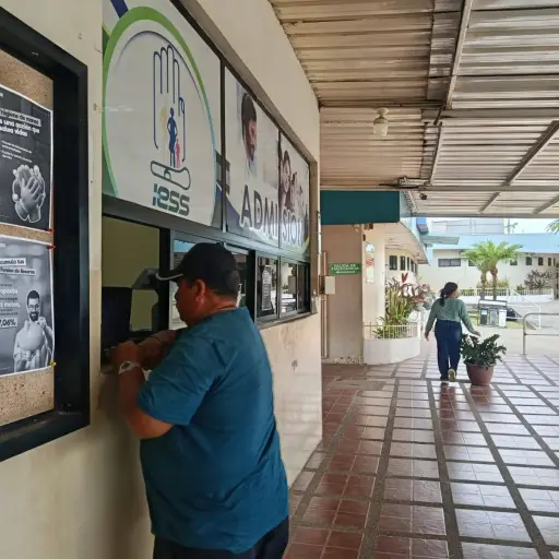 Afiliados del IESS Los Esteros denuncian cancelaciones de citas y dificultades para reagendar