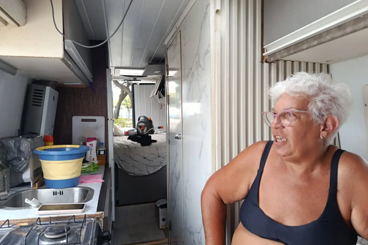 Silvia Montes dentro del camper en el que recorre Sudamérica junto a su esposo Andrés., El Diario