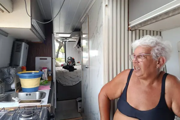 Silvia Montes dentro del camper en el que recorre Sudamérica junto a su esposo Andrés. ,El Diario